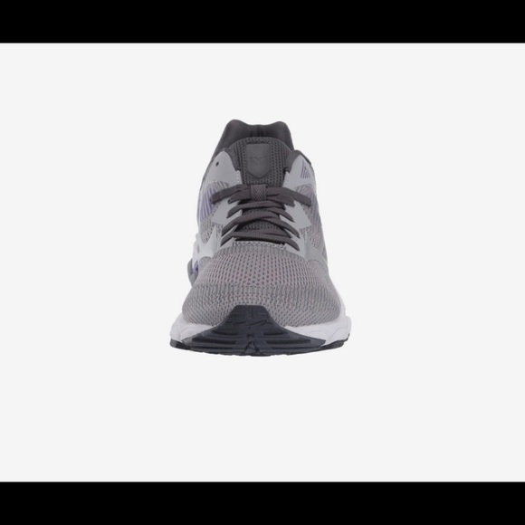 Mizuno Running Shoes - Picture 6 of 7